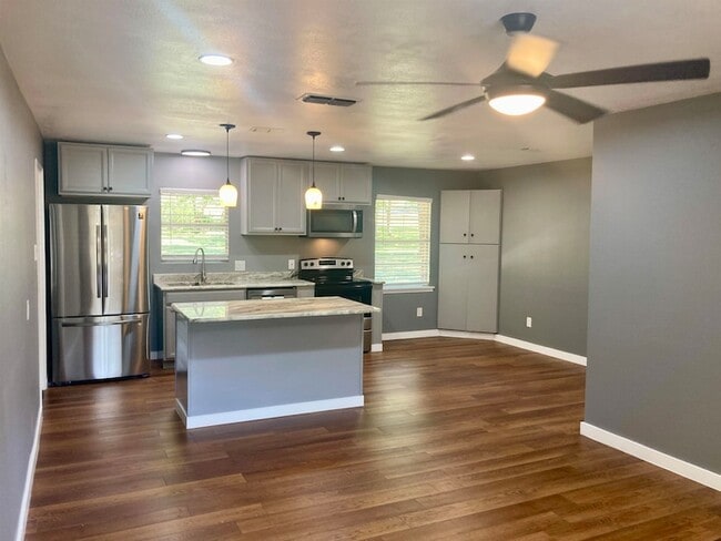 Building Photo - 901 Avenue E