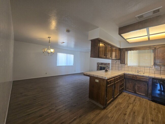 Foto del edificio - 3 BR 2 BA Available Now