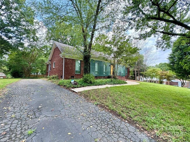 Building Photo - 1616 Bonnie Ln