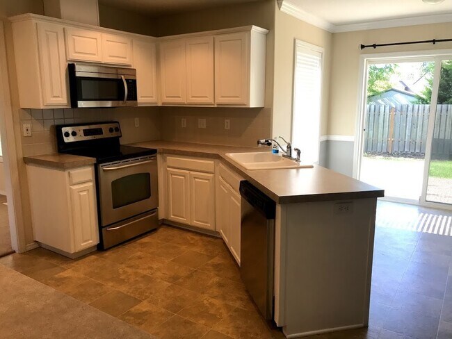 Building Photo - Well-Maintained 3 Bedroom  Home Close to C...