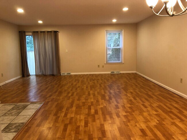 Building Photo - 142 Point Of Woods Dr
