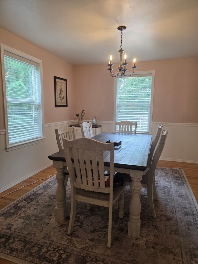Building Photo - 3 Bedroom Craftsman Style Home in Convenie...