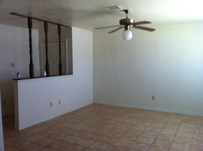 Building Photo - Spacious Duplex Available for  Pre-lease!