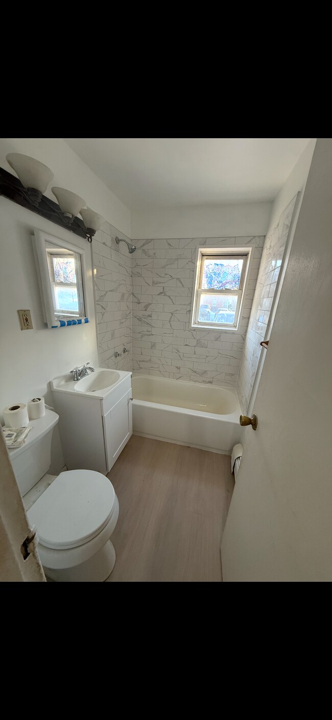 Building Photo - 450 Island Rd