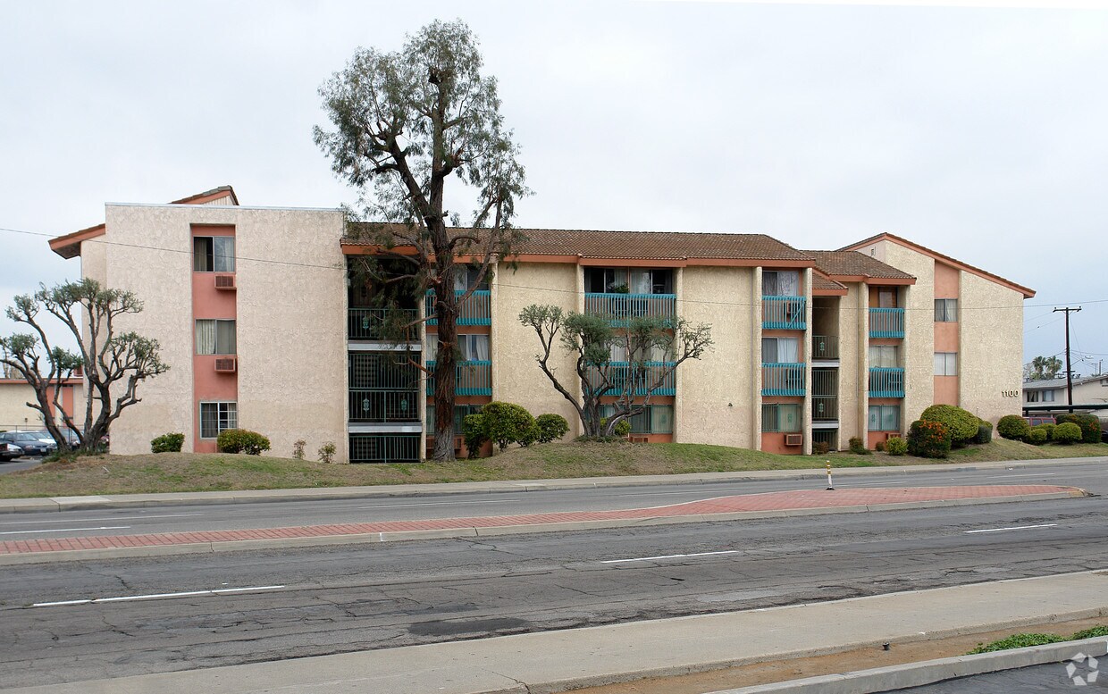 Primary Photo - 1100 Segerstrom Ave