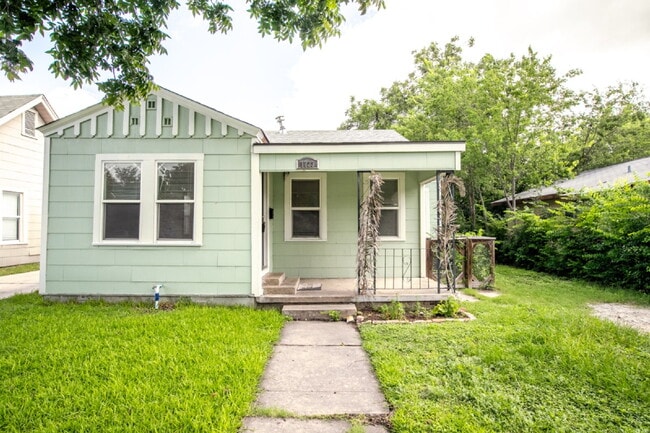 Building Photo - 3br / 2ba house in Woodlawn terrace, close...