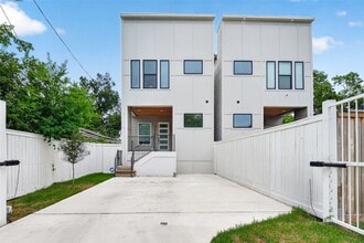 Building Photo - 2208 Bleker St