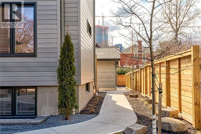Building Photo - 93 Louisa St