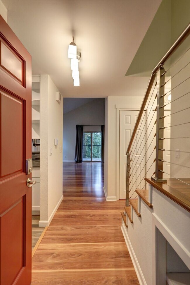 Building Photo - Large 2 Story Condo Available in Perfect Redmond Location!