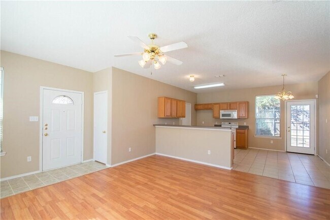 Foto del edificio - 6316 Downeast Dr