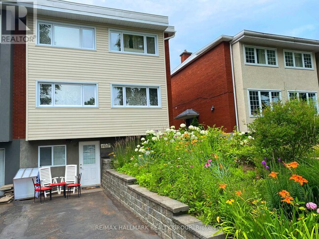 Building Photo - 668 Morin St