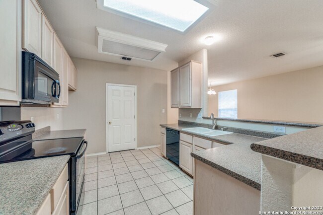 Building Photo - Charming Home Awaits: Spacious & in a Prim...