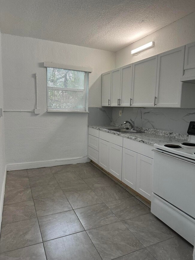 Building Photo - 608 5th St