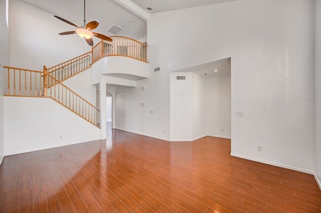 Building Photo - Stunning 4 Bed 2.5 Bath!