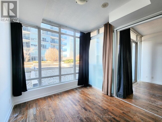 Building Photo - 90 Park Lawn Rd