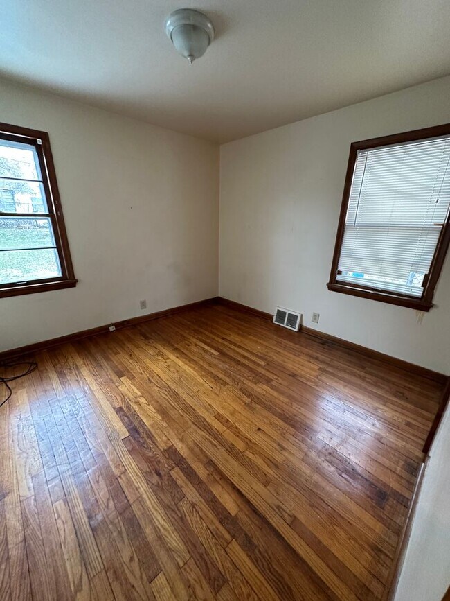 Building Photo - Cleveland East Side Single