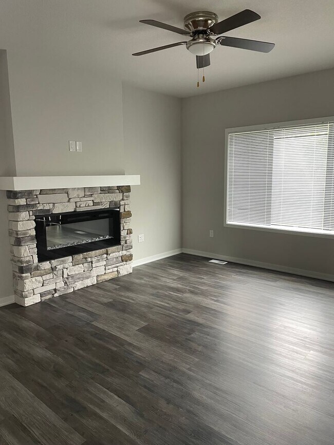 Building Photo - 3 bedroom 3 bathroom Single-Family Home in...