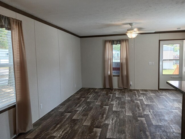 Building Photo - 64 Violet Dr