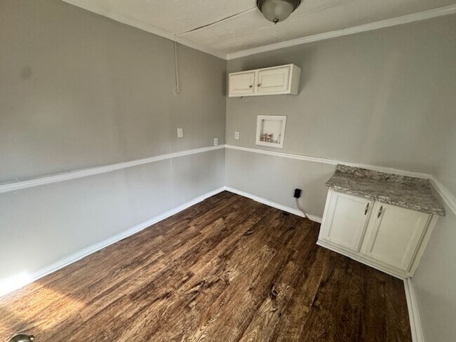 Foto del edificio - 376 Hines Rd