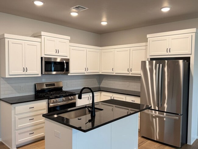 4 West - 4 West Apartment