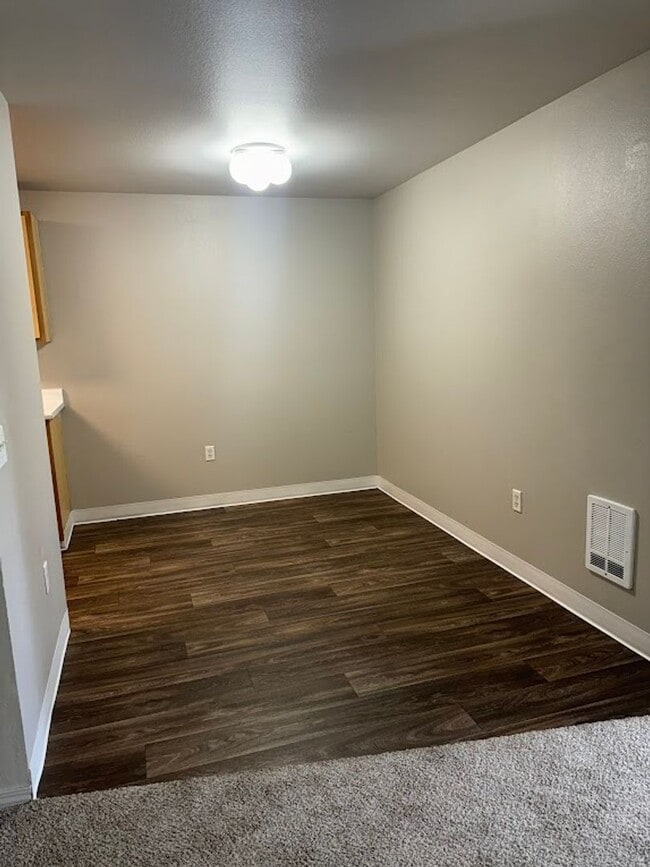 Building Photo - The ideal space to balance life, work and ...