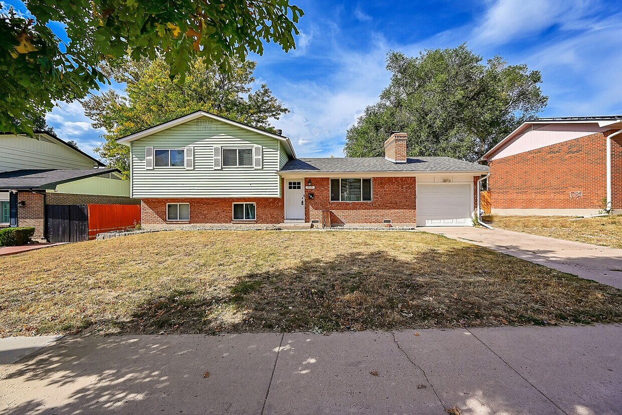 Primary Photo - Charming Home Just East of Downtown!