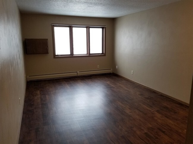 Building Photo - 513 Village Dr
