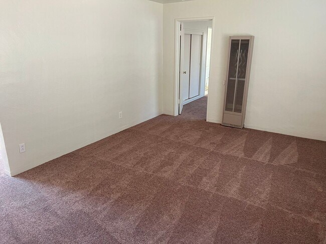 Foto del edificio - CHARMING 1bd/1ba DUPLEX TUCKED AWAY OFFTHE...