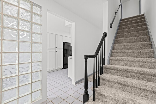 Building Photo - 546 Carriage Cir