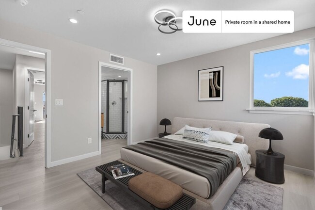 Building Photo - Private bedroom in 5 bed/5 bath Home