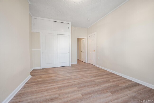 Foto del edificio - 308 E 8th St