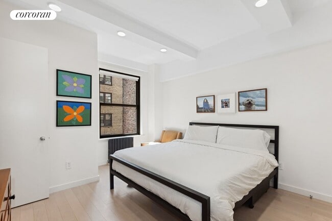 Building Photo - 24 W 69th St