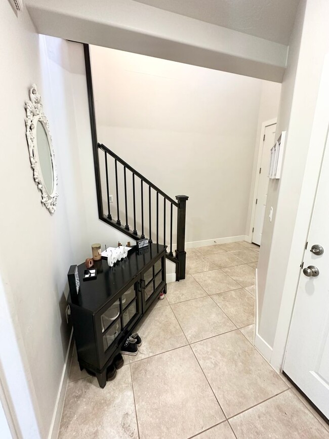 Building Photo - Tortoise Rock Dr Townhome!