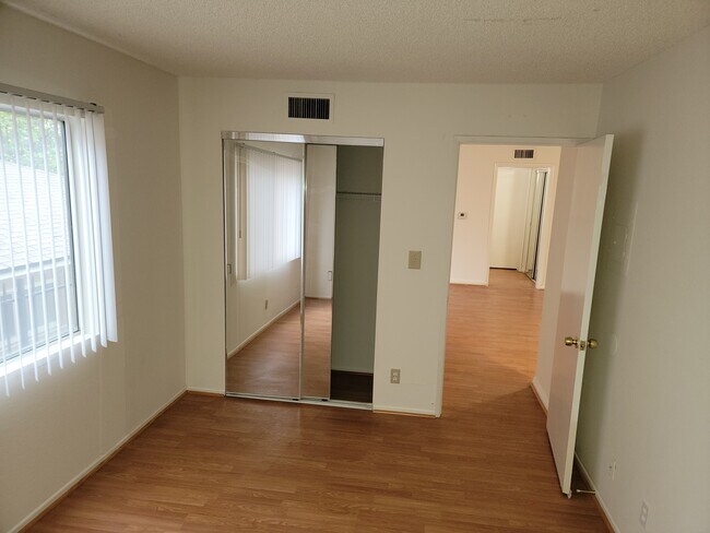 Building Photo - 11041 La Maida St