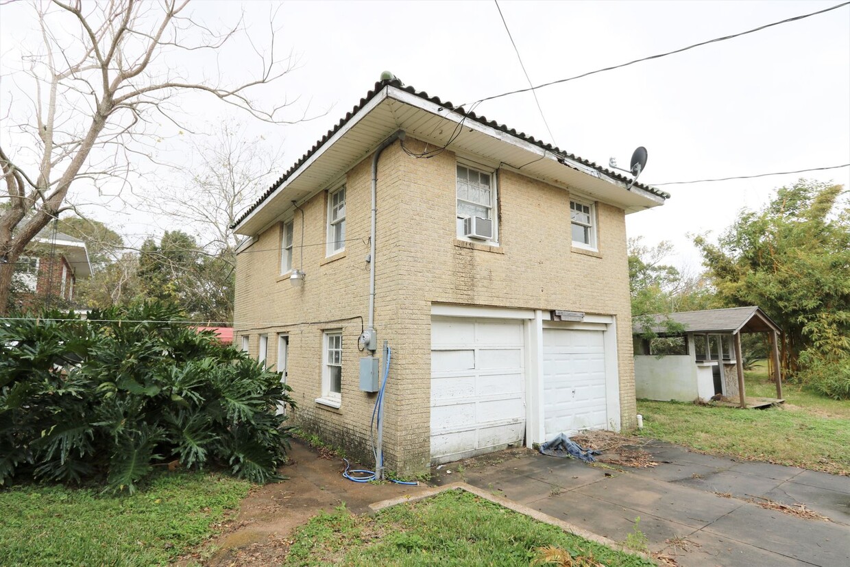 Primary Photo - Cute garage apartment right off the sea wall!