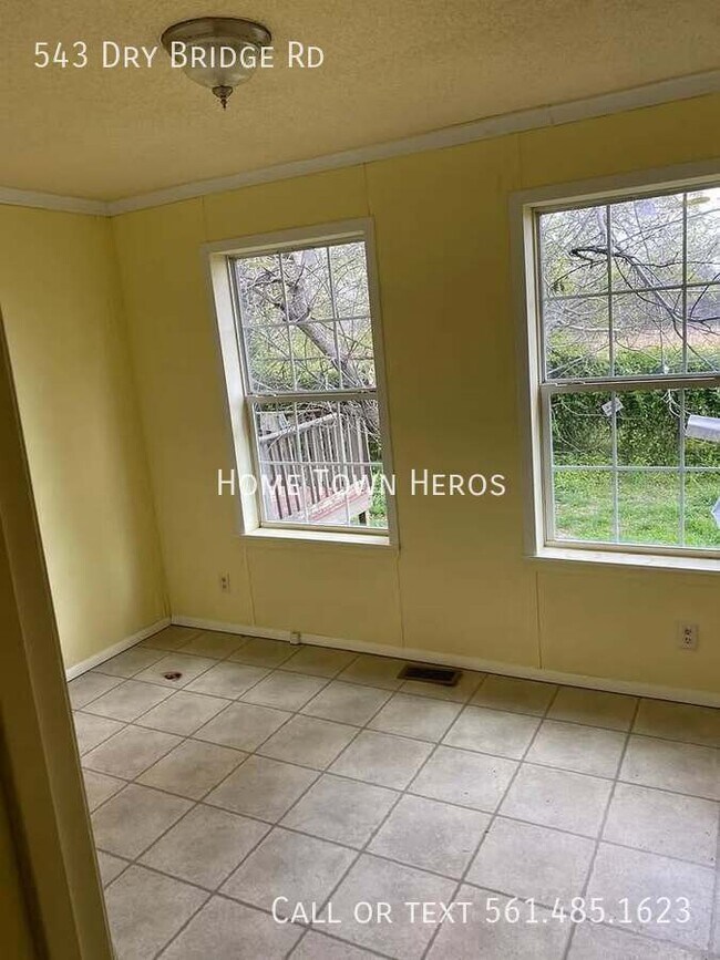 Foto del edificio - 543 Dry Bridge Rd