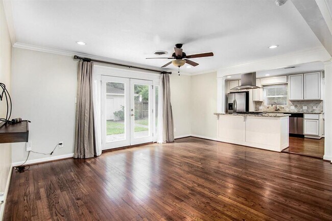 Foto del edificio - 9745 Cedardale Dr