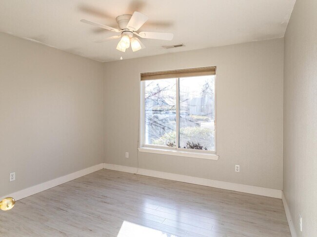 Foto del edificio - 1563 S Oakdale Ave