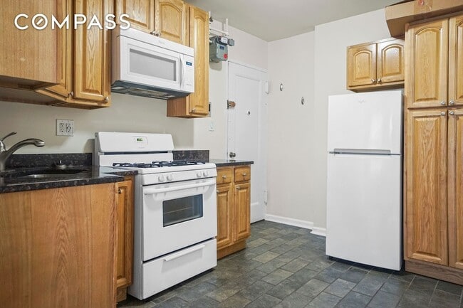 Building Photo - 270 E 78th St
