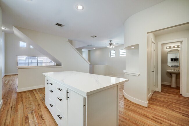 Foto del edificio - 2705 Rutland St
