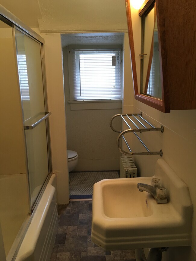 Baño - 708 S 6th St
