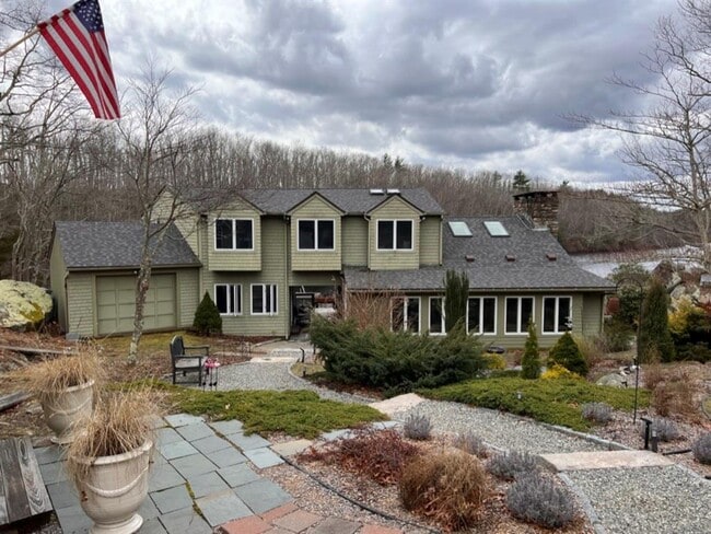 Building Photo - 45 Berrie Ln