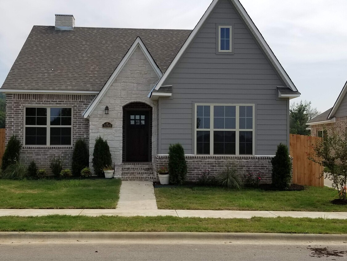 Front of House - 3785 W Maclura Way