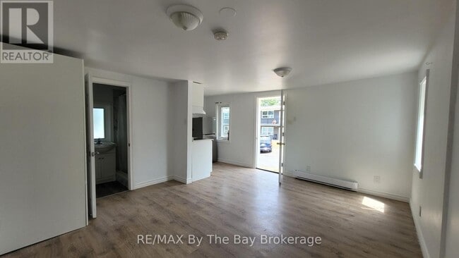 Building Photo - 280 River Rd E