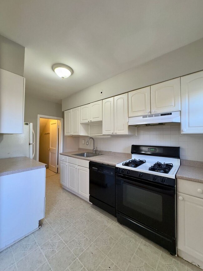 Foto del edificio - Charming 3Bed/1Bath in Glenham-Bedford