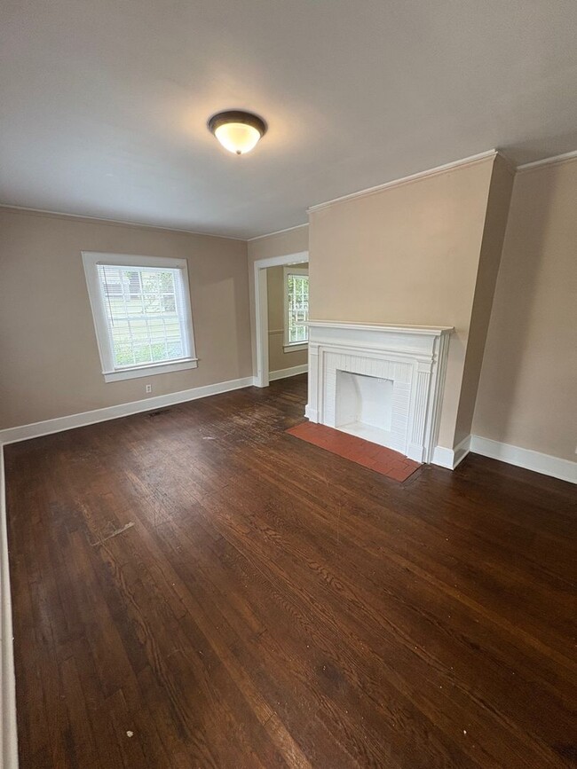Building Photo - 2 Bedrooms and 1 Bath House