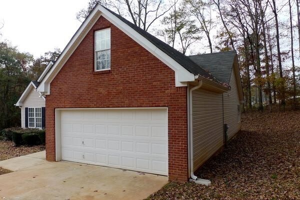 Building Photo - 1601 White Oak Dr