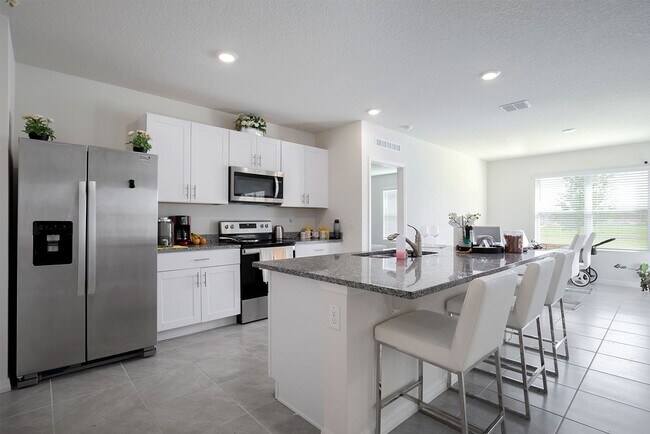 Foto del edificio - Furnished or unfurnished for this almost n...