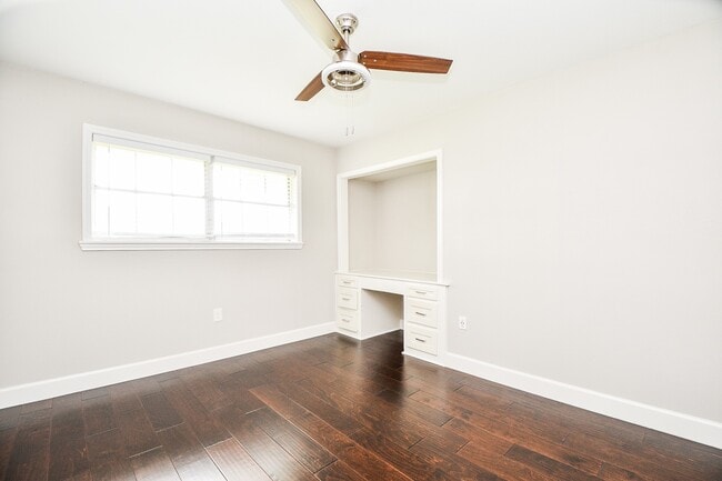 Foto del edificio - 4310 Woodvalley Dr