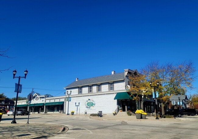 Building Photo - 504 N Seymour Ave